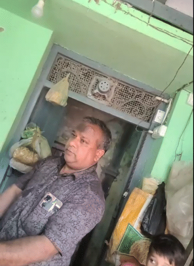 मजहर ने हमें बताया कि 3 नेता भी उसकी दुकान से उल्लू ले गए हैं।
