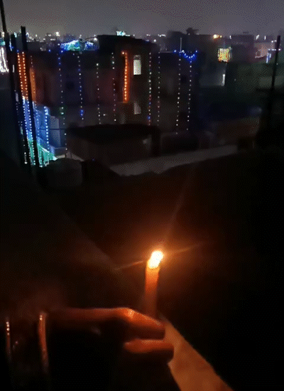 इस बार दीपावली पर लोगों ने झालर की भी खूब खरीदी की।