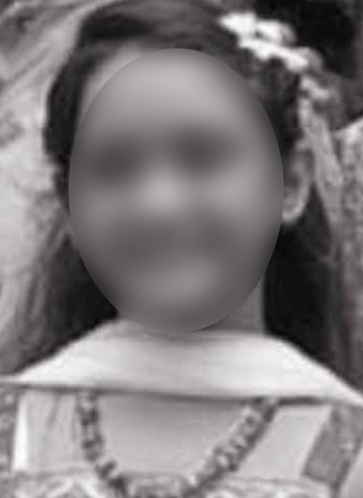 बच्ची का शव अलमारी के अंदर हैंगर से लटका हुआ था। उसके गले में कपड़े का टुकड़ा बंधा था।