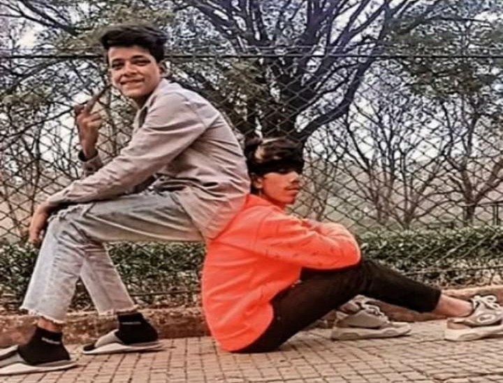 दोनों आरोपी वारदात के बाद से फरार हो गए थे, जिन्हें गिरफ्तार कर लिया है। सोशल मीडिया पर अपलोड की गई उनकी पुरानी फोटो हैं।