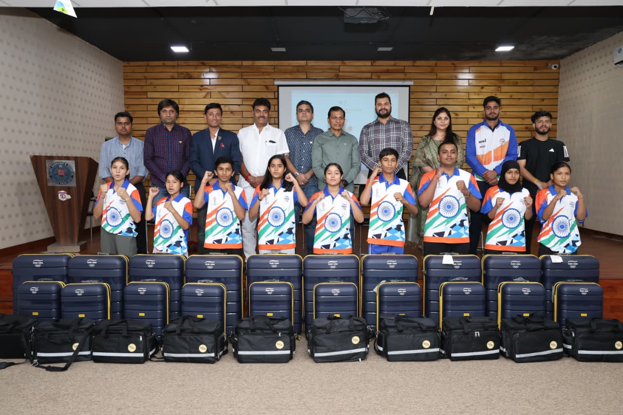 बहरीन में एशियन यूथ गेम्स में हिस्सा लेने जा रही भारत के 9 खिलाड़ियों की टीम।