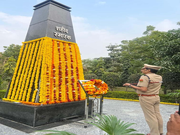आईजी श्रीवास्तव, एसपी योगेश गोयल, एएसपी सिटी उमेश ओझा सहित अन्य पुलिस अफसरों ने श्रद्धांजलि स्वरूप पुष्पचक्र अर्पित किए।