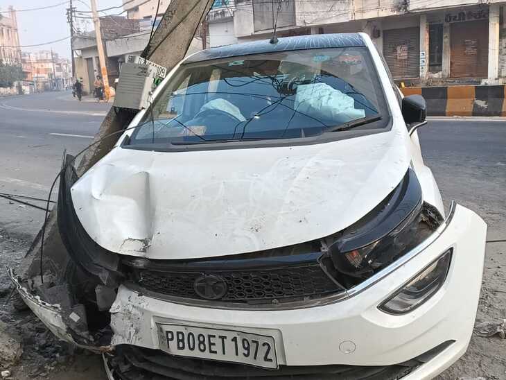 जालंधर कपूरथला रोड पर बस्ती बावा खेल के पास खंभे से टकराई कार।