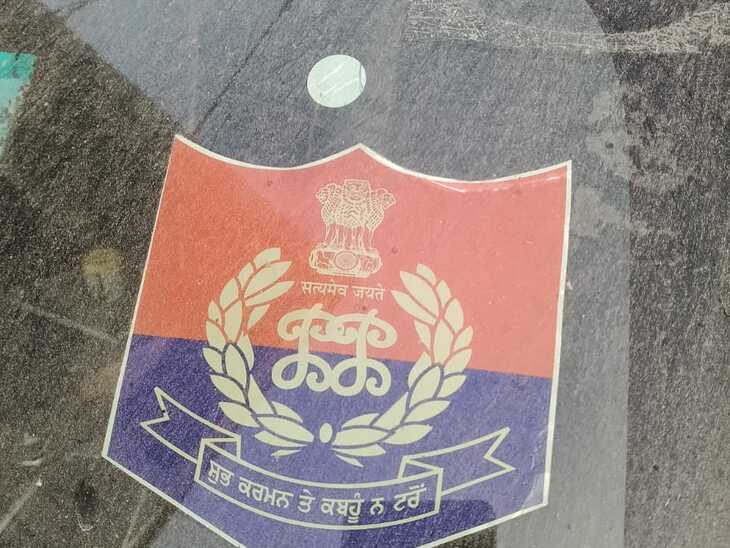 गाड़ी के शीशे पर लगा पंजाब पुलिस का स्टीकर।