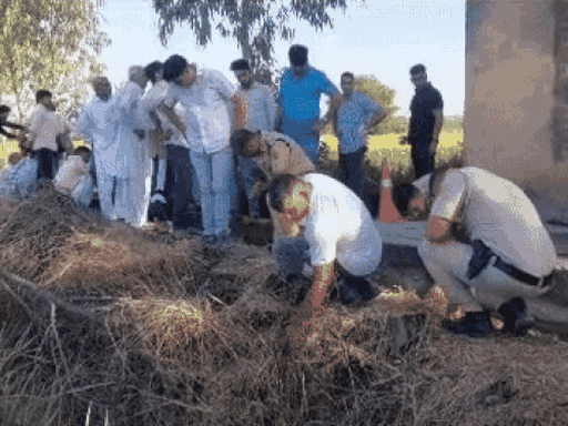 रोहतक में ASI के मामा के कोठड़े के पास गोली खोजते पुलिसकर्मी।