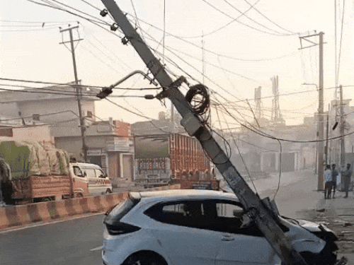 जालंधर के कपूरथला रोड पर खंभे से टकराई कार। - Dainik Bhaskar