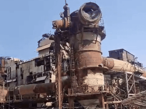 समय के साथ मशीनरी कबाड़ में तब्दील हो रही हैं।