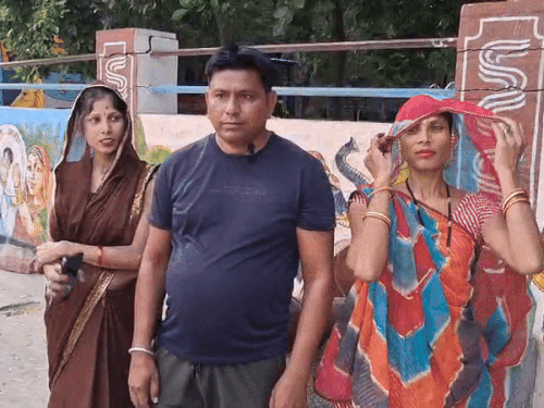 हर्षिता की मौसी, पिता यशपाल कठारिया और मां।