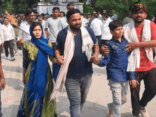 पाली में बुधवार को एएसआई चम्पालाल कुमावत की देह को मुखाग्नि देते हुए बेटा और बेटी। - Dainik Bhaskar