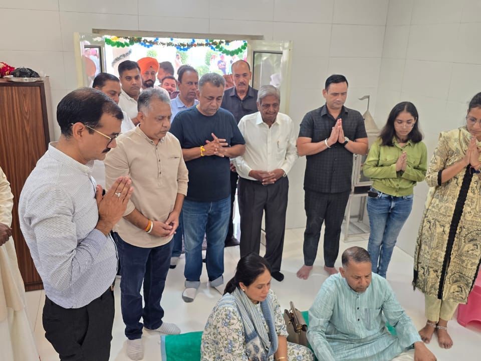 मंदिर में पूजा अर्चना करते राजिंदर गुप्ता, उनकी पत्नी और अन्य।