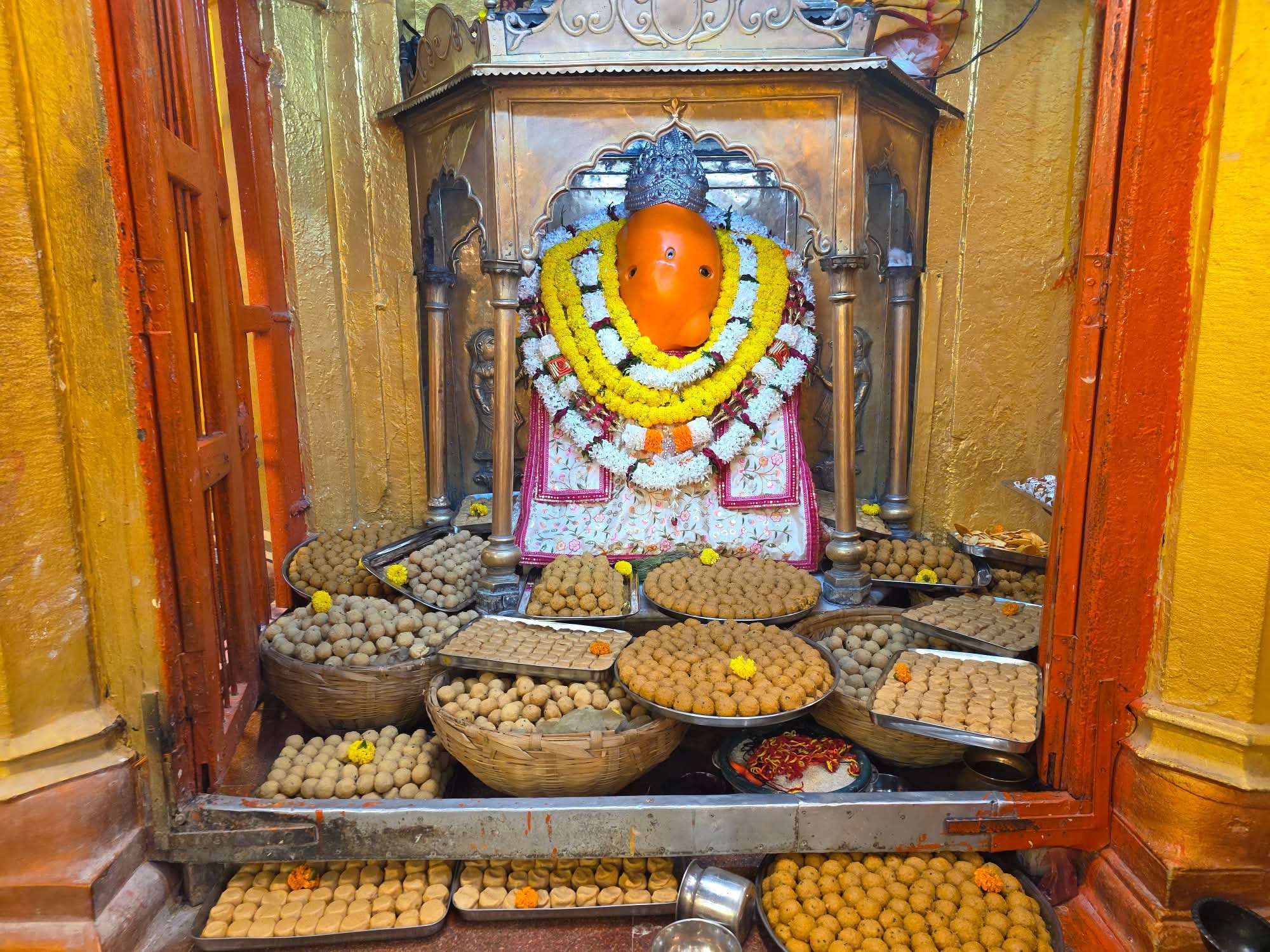 गणपति को लगा मोदक का भोग।