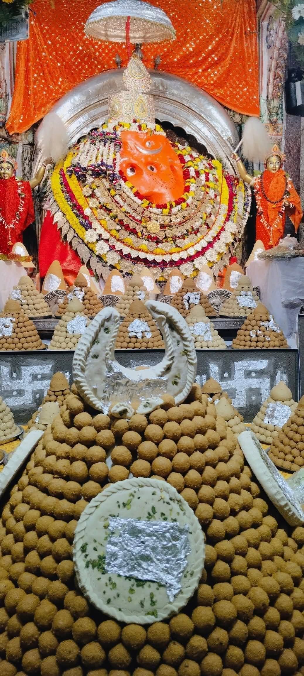 बड़ा गणेश को लगा लड्डुओं का भोग।