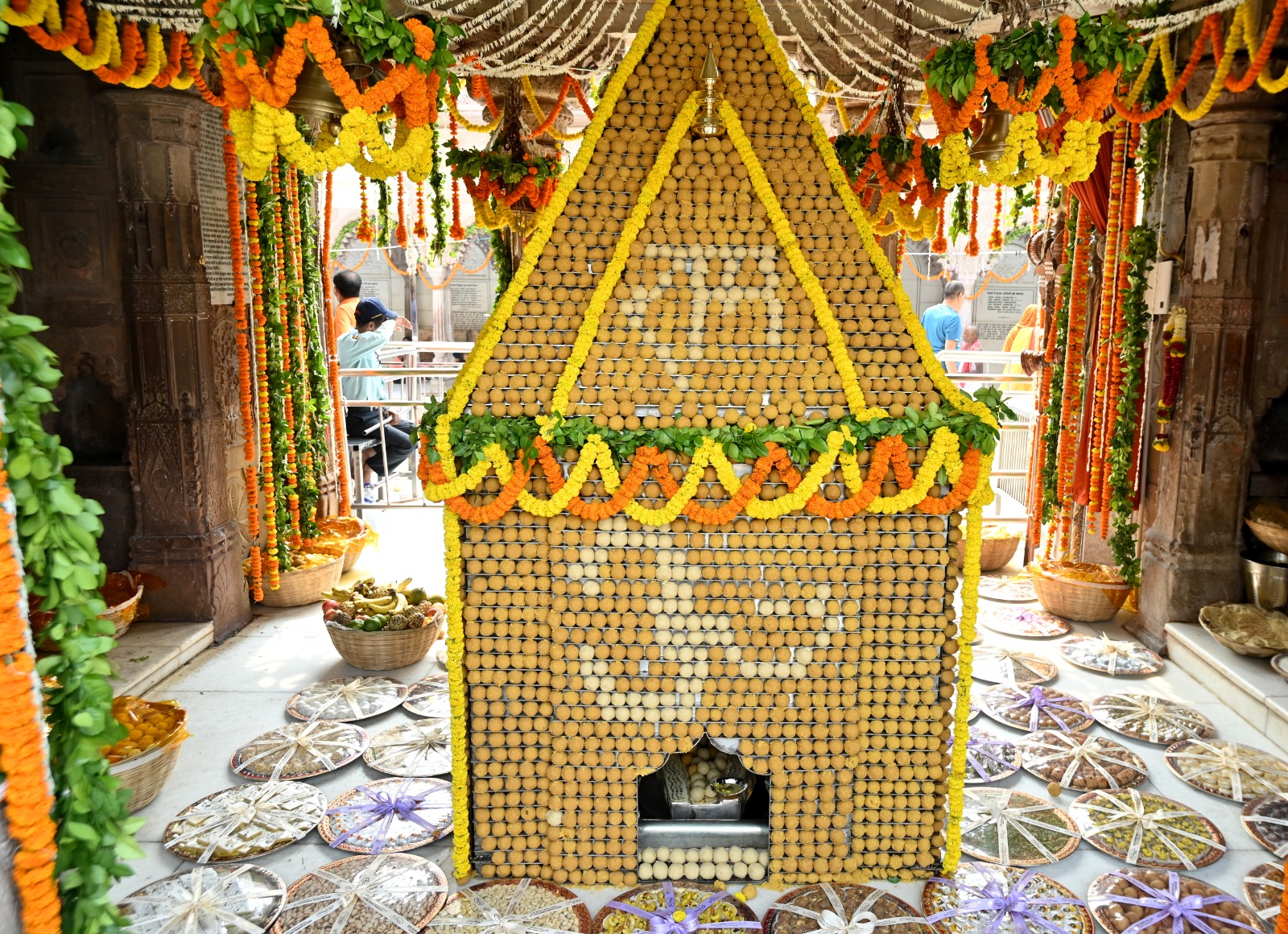 काशी विश्वनाथ मंदिर में लड्डुओं का बना मंदिर।