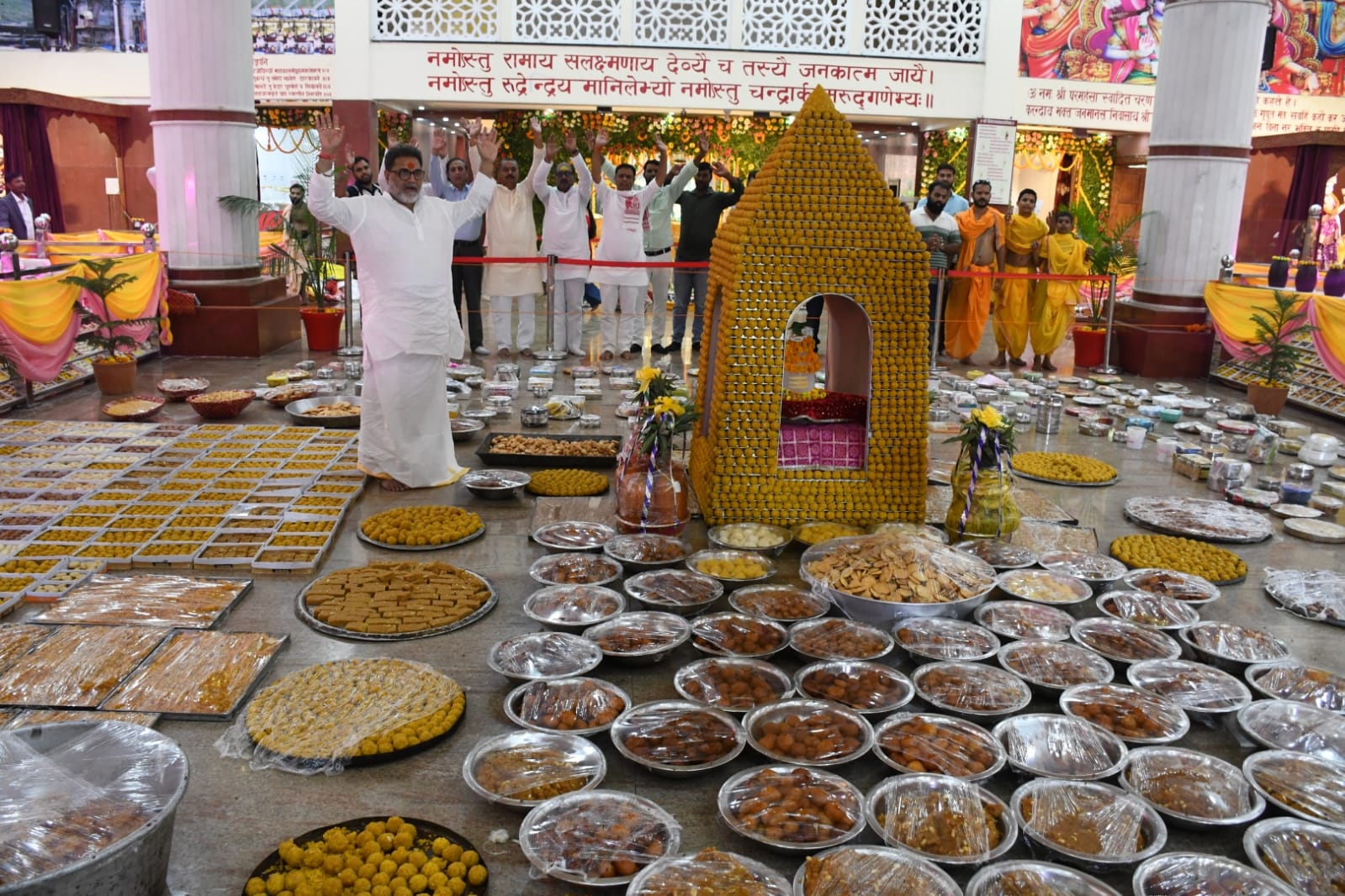 यह तस्वीर धर्मसंघ की है जहां महिलाओं ने हाथ से बना पकवान भी भोग लगाया।