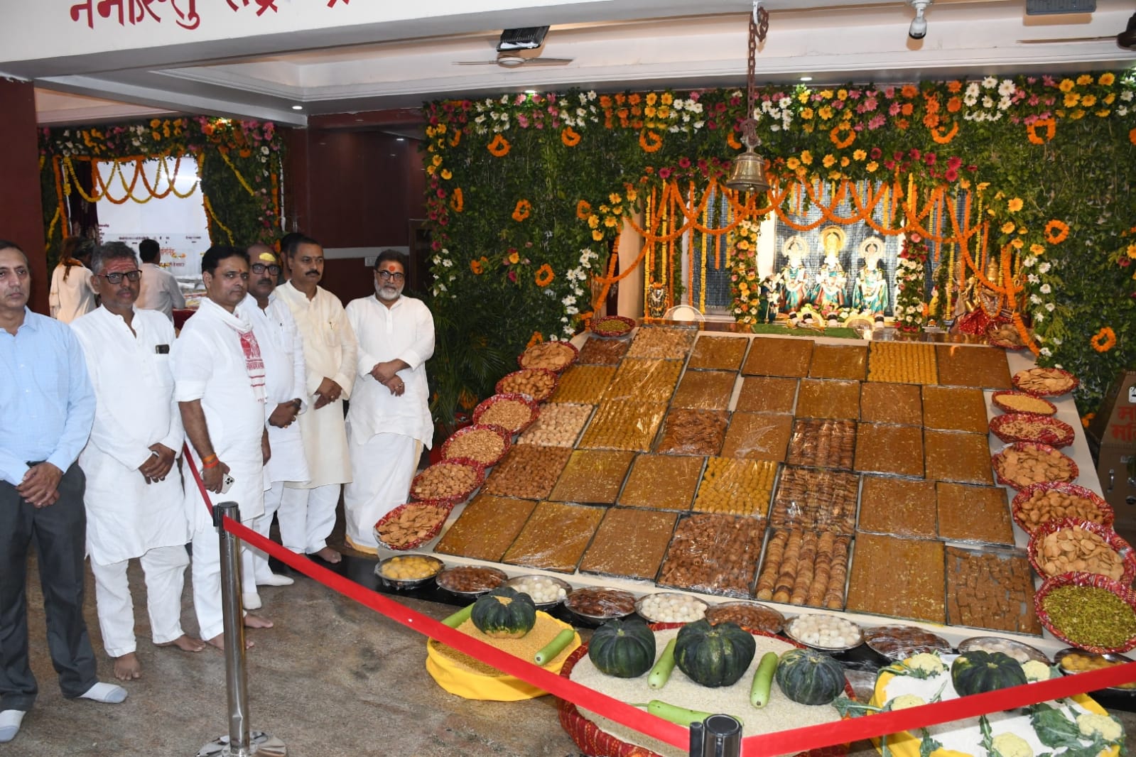 राधा कृष्ण में लगा 56 प्रकार का भोग।