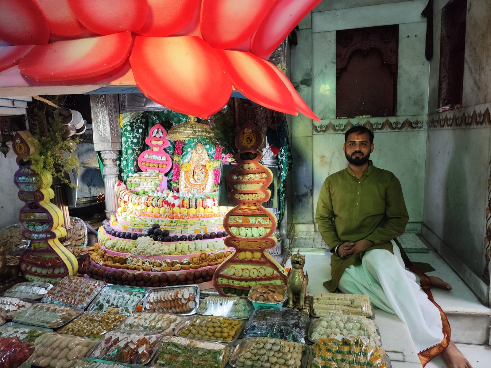 मां कुष्मांडा को लगा 56 प्रकार के व्यंजनों और खिचड़ी का भोग।