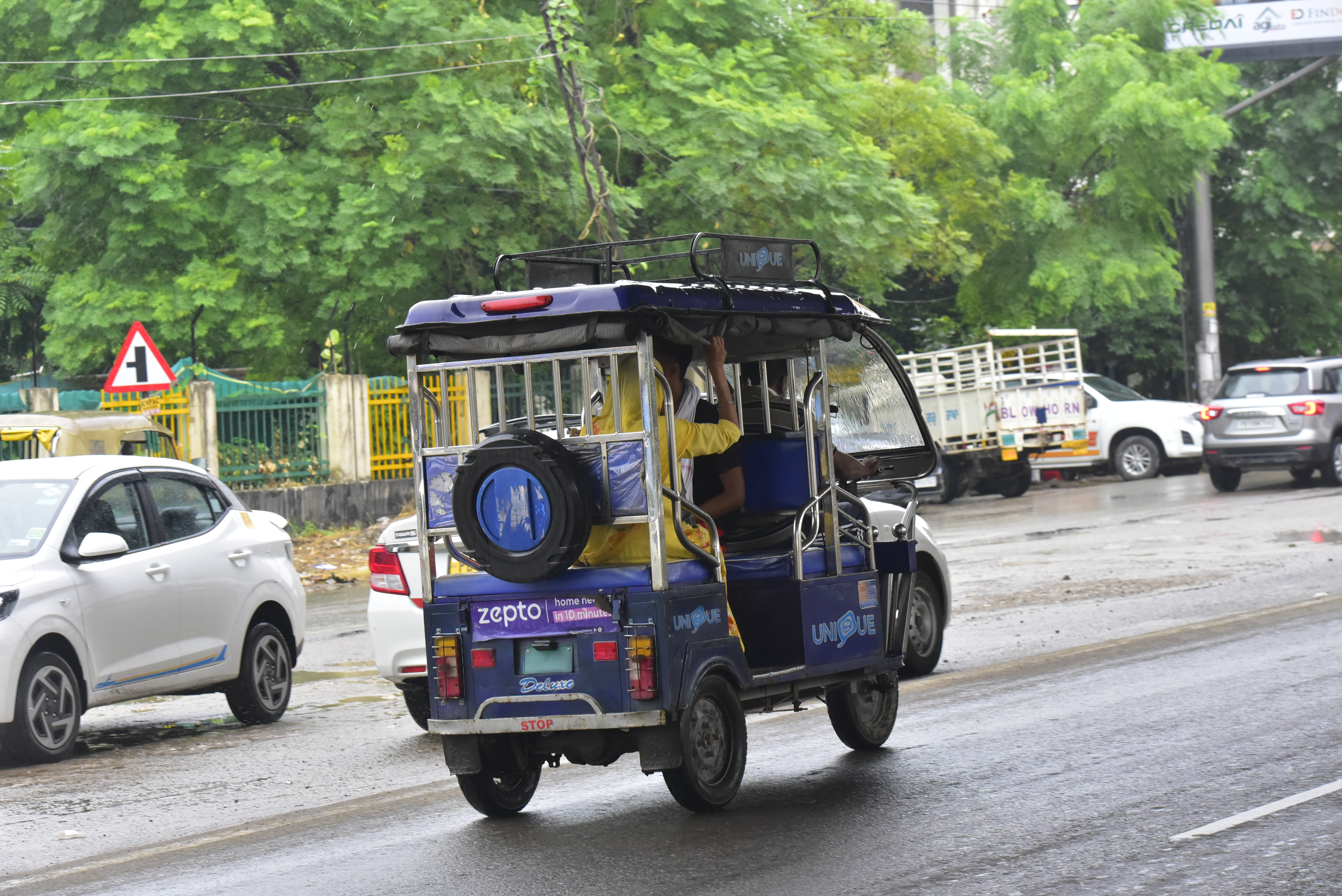 Auto and e-rickshaw drivers neither wear grey uniforms nor write their ...