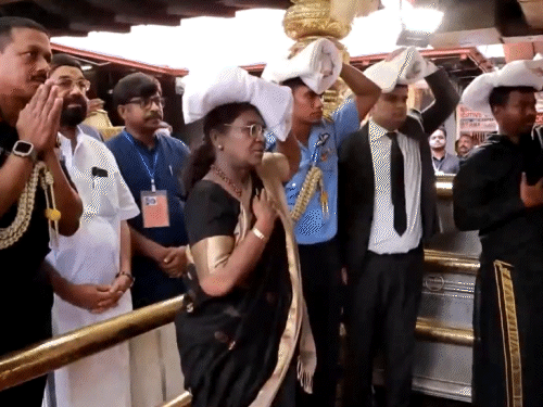राष्ट्रपति मुर्मू ने अय्यप्पा मंदिर में पूजा-अर्चना की। ऐसा करने वाली वह महिला राष्ट्रपति बन गईं हैं।
