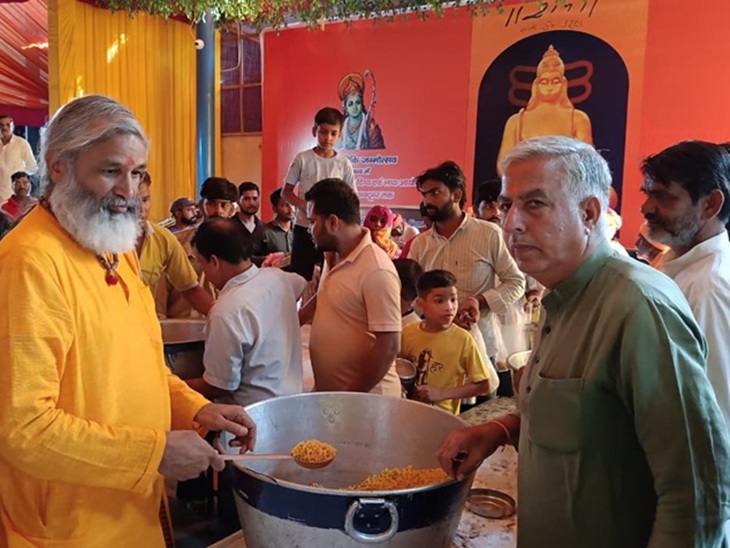 भिवानी की हनुमान जोहड़ी धाम में प्रसाद वितरित करते हुए बालयोगी महंत चरणदास महाराज