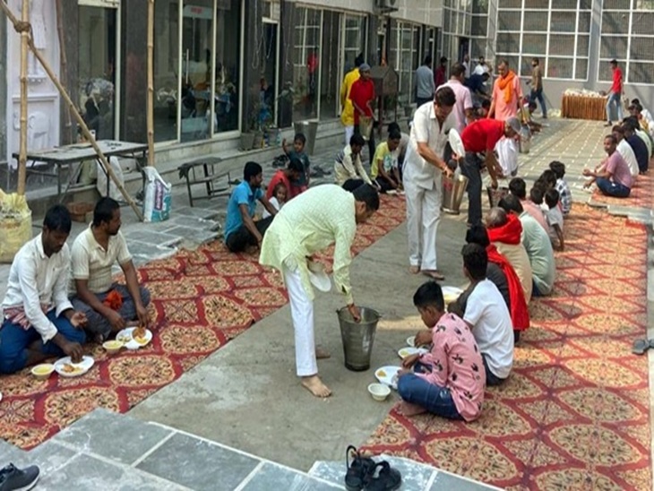 भिवानी की नई अनाज मंडी में आयोजित अन्नकूट प्रसाद वितरण कार्यक्रम