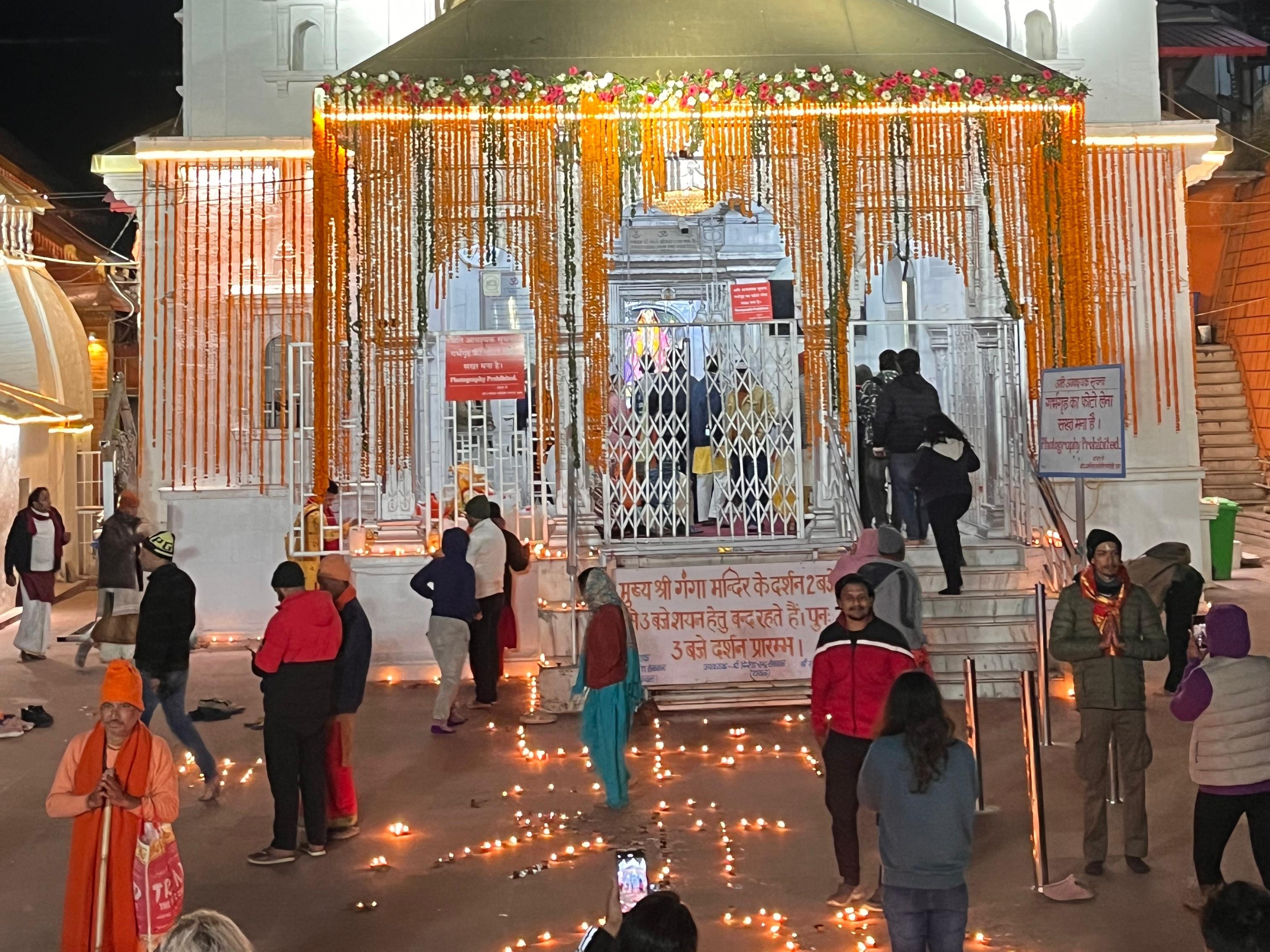 गंगोत्री धाम का तापमान -3 से 16°C के बीच है और लोग ठंड से बचने के लिए जैकेट पहने नजर आए।