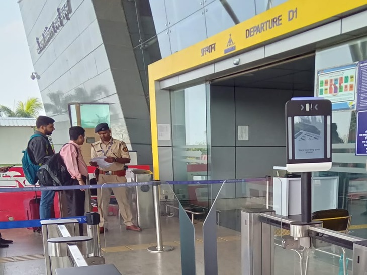 रायपुर स्थित स्वामी विवेकानंद एयरपोर्ट का एंट्री गेट।