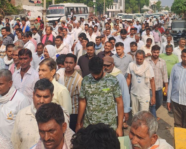 एएसआई की अंतिम यात्रा में शामिल लोग।