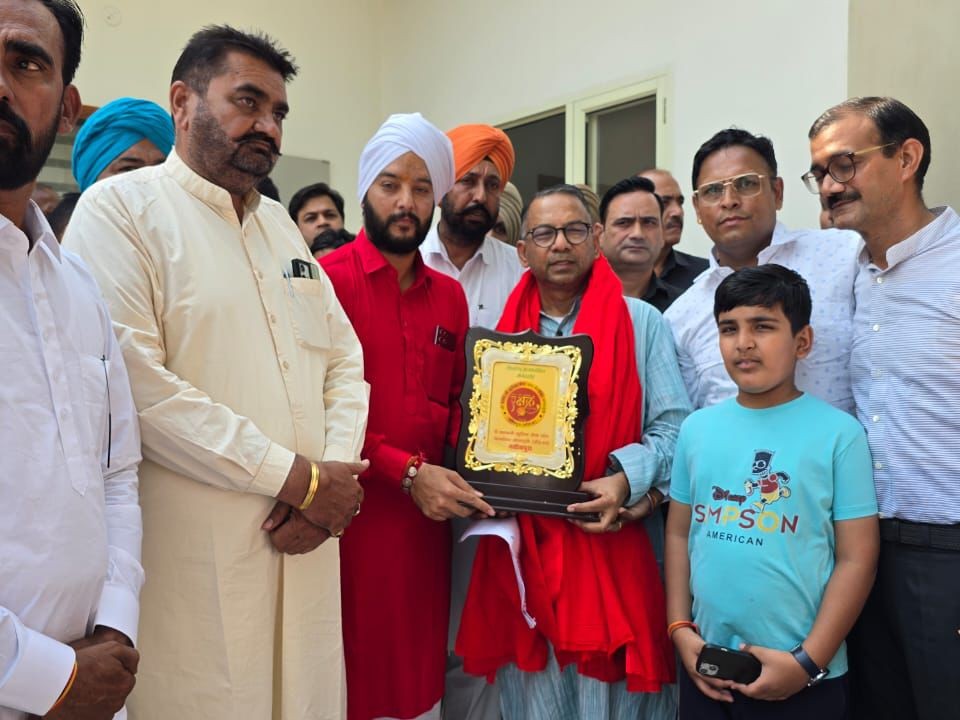 पद्मश्री राजिंदर गुप्ता को सम्मानित करते गांव वाले।