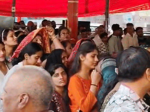 केंद्रीय गृहमंत्री अमित शाह के आवास पर लगी भीड़।
