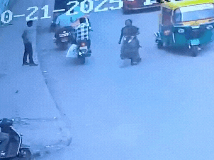 बच्चे को गोद में लेकर सड़क पार करती हुई आरोपी महिला।