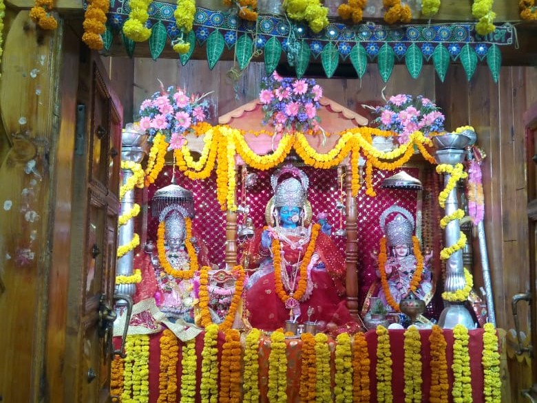 यमुनोत्री में मां गंगा, देवी अन्नपूर्णा और लक्ष्मी को फूलों से सजाया गया।