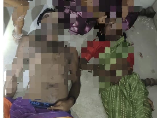 घर में पत्नी का शव ज़मीन पर पड़ा था और पति फांसी के फंदे से लटक रहा था।