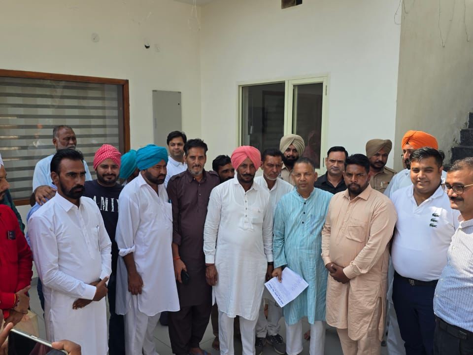 गांव वालों के साथ पद्मश्री राजिंदर गुप्ता।