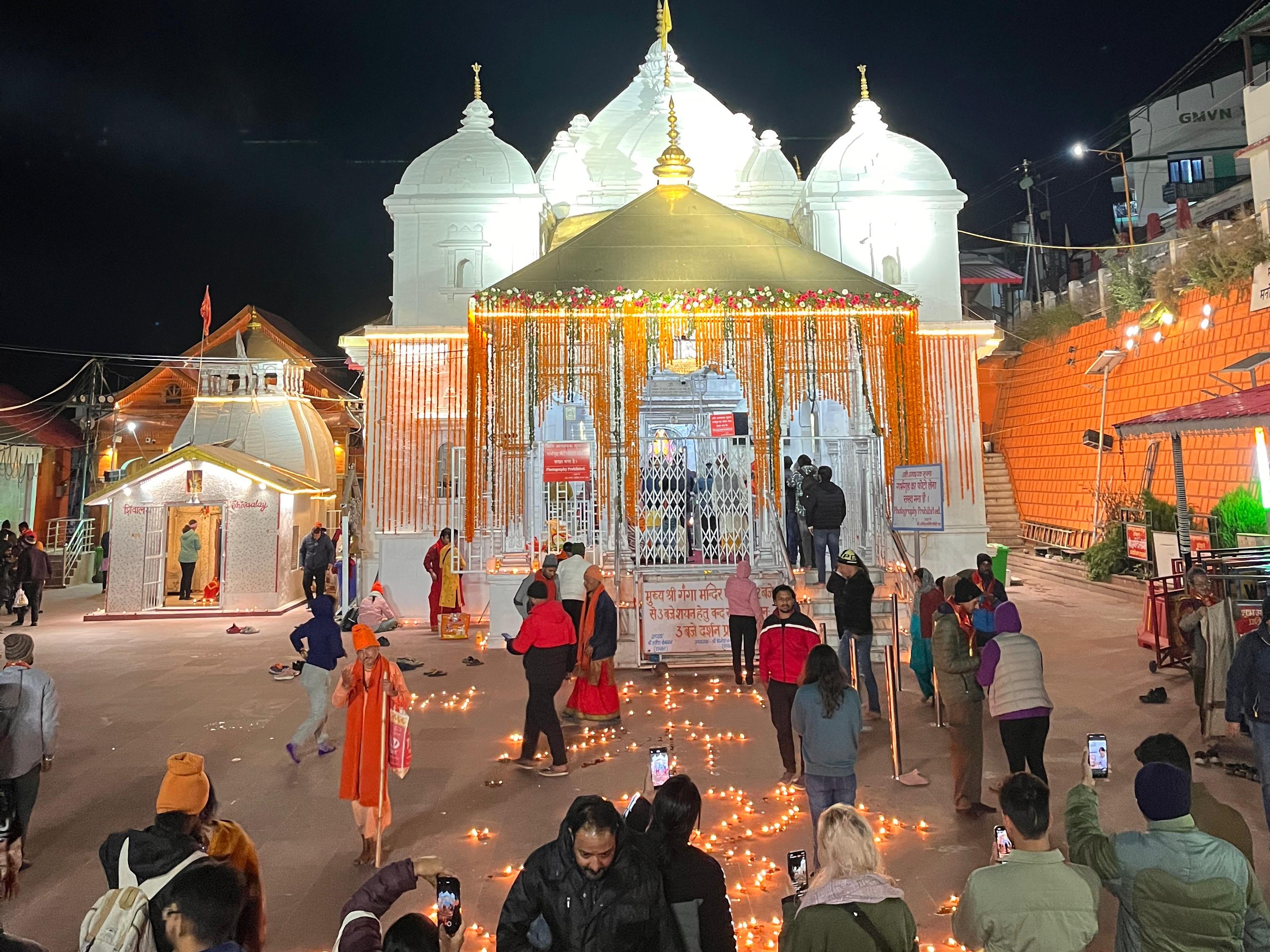 कपाट बंद होने ले पहले भक्तों की भीड़ लगी।