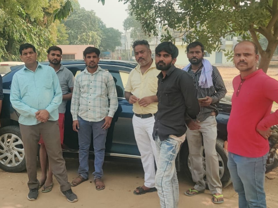 युवक के शव के पोस्टमॉर्टम के लिए पहुंचे परिजन।