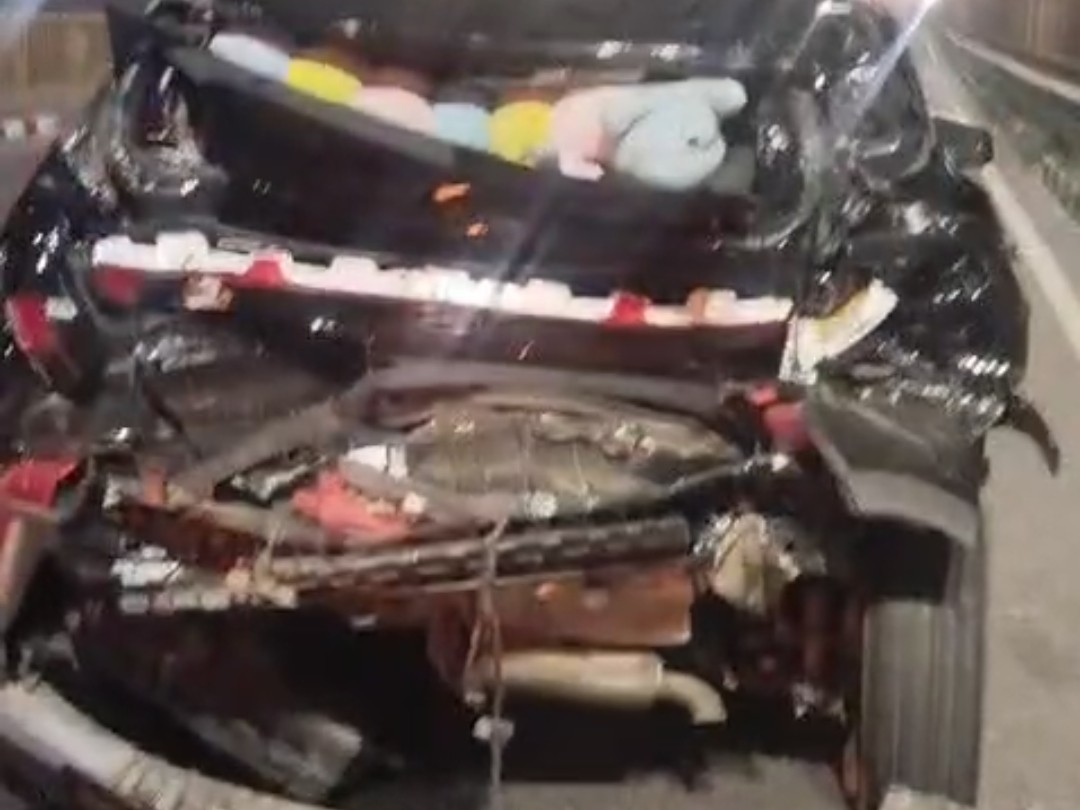 ट्रक की टक्कर के बाद क्रेटा कार बुरी तरह से टूट गई।