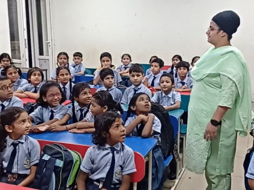 रायपुर स्थित स्वामी आत्मानंद स्कूल में बच्चों को पढ़ाते हुए शिक्षक। (फाइल)