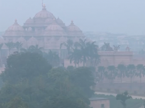 बुधवार सुबह दिल्ली में अक्षरधाम के आसपास 350 से ज्यादा AQI दर्ज किया गया है।