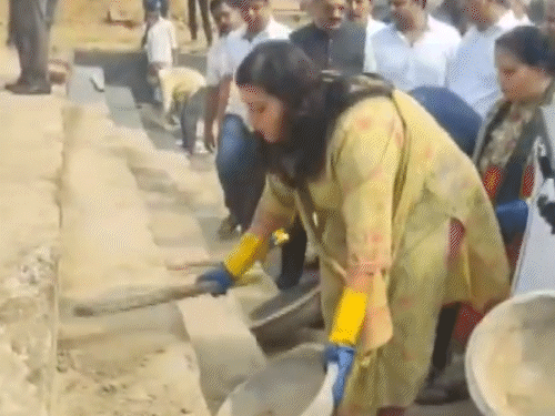 दिल्ली सरकार में मंत्री मनजिंदर सिंह सिरसा और सांसद बांसुरी स्वराज ने घाटों की सफाई की।