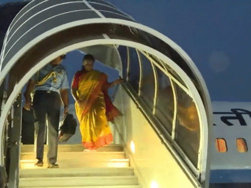 राष्ट्रपति द्रौपदी मुर्मू मंगलवार शाम को चार दिवसीय यात्रा पर तिरुवनंतपुरम पहुंचीं।