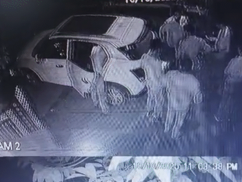 पुलिसकर्मी कारोबारी की कार की तलाश लेते CCTV में नजर आए।