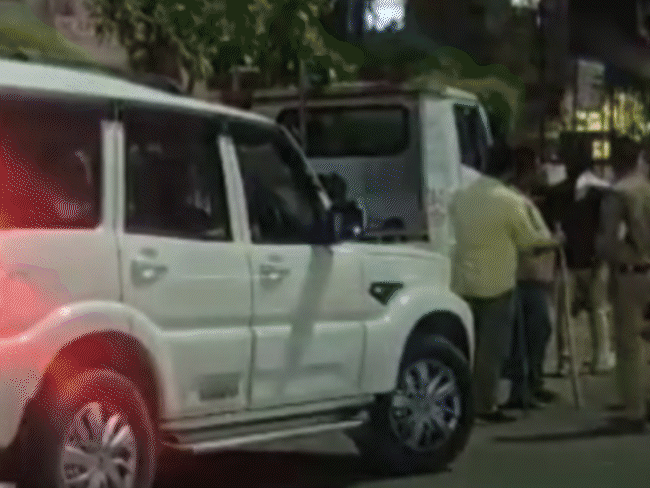 सेना के हवलदार की पिस्टल चोरी होने के बाद हंगामा करने वालों को संभालती पुलिस। - Dainik Bhaskar