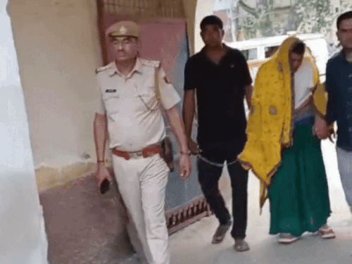 बहरोड़ पुलिस ने रोहित गोदारा गैंग के शूटर अभिषेक को गिरफ्तार किया। फरार होने के लिए उसने घाघरा ओढ़नी पहनी थी।