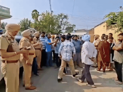 जाम की सूचना के बाद मौके पर पहुंची पुलिस।