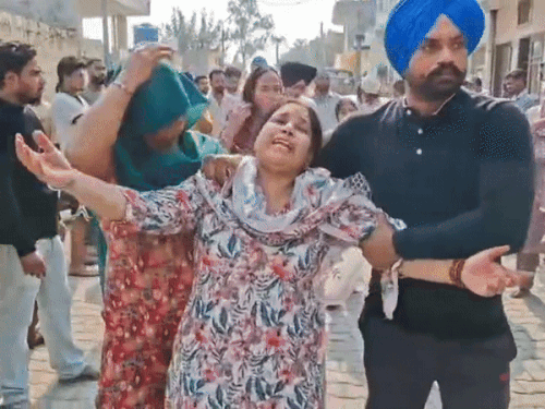 अमनदीप के परिजन विलाप करते हुए।