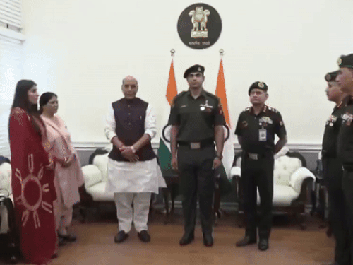 समारोह में रक्षा मंत्री राजनाथ सिंह और थल सेना प्रमुख उपेंद्र द्विवेदी के साथ नीरज चोपड़ा।