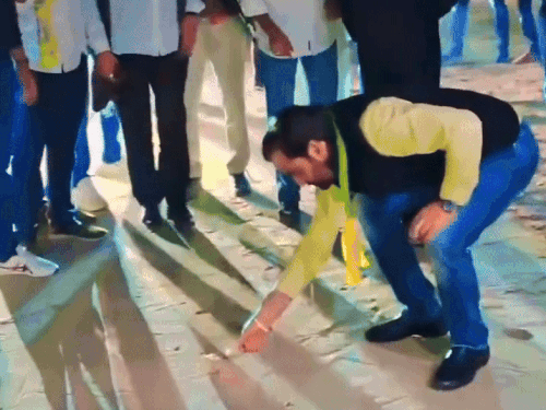 नागौर सांसद हनुमान बेनीवाल ने कहा कि उन्हें पटाखे चलाने का शौक है। राजनीति में वे जुबानी बम दागते रहते हैं।