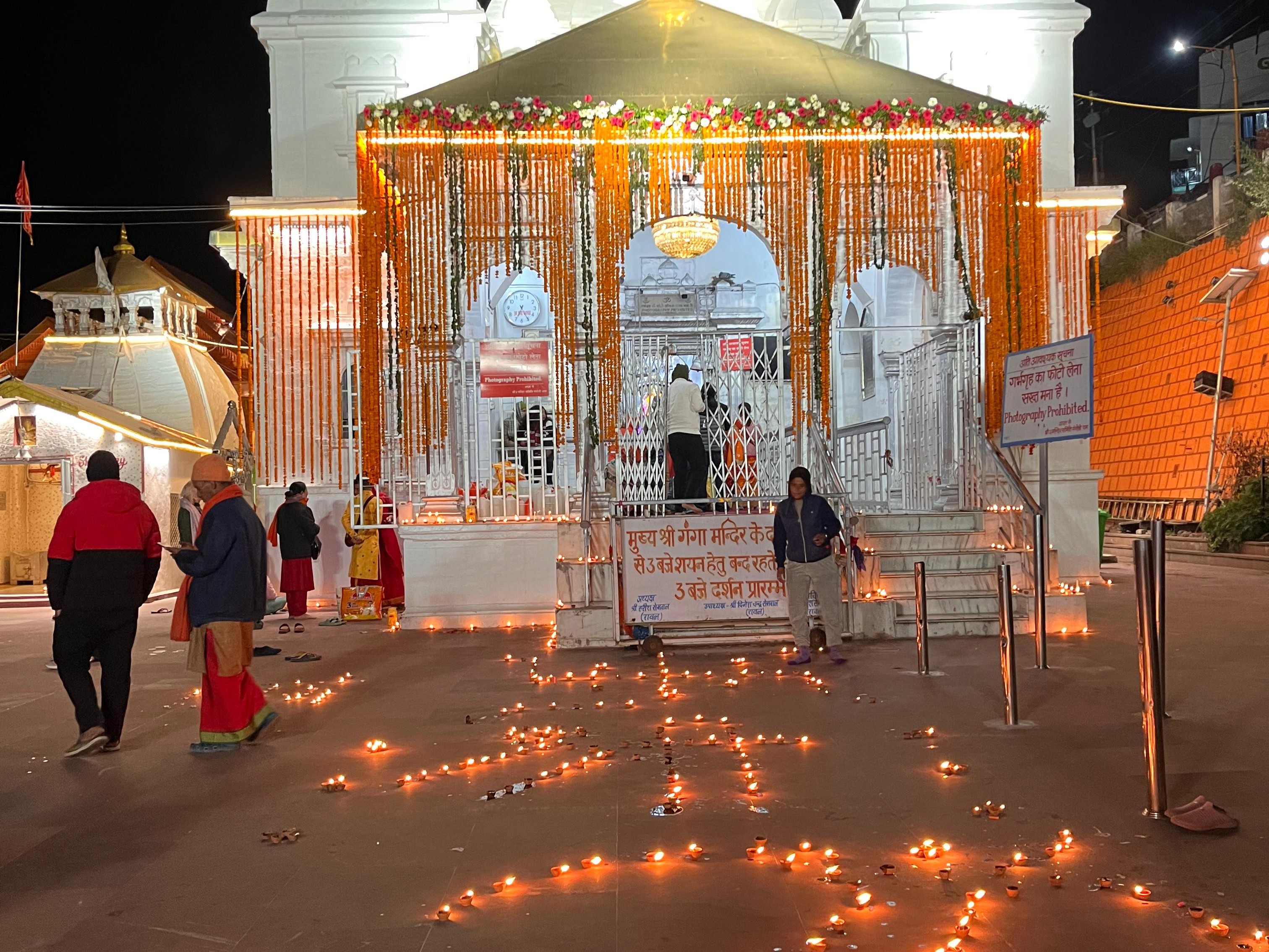 दिवाली पर गंगोत्री धाम को दियो से सजाया।
