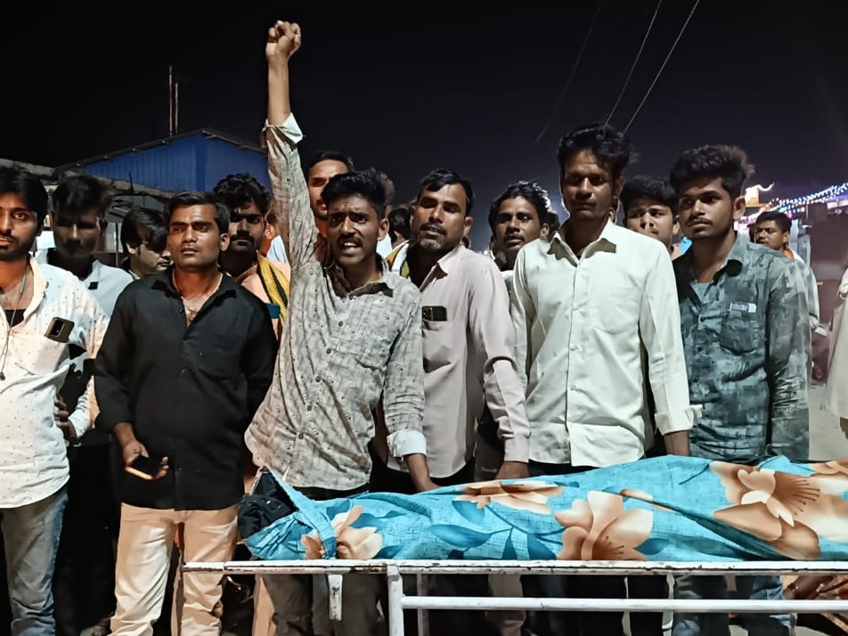 वाहन का नंबर बताने के बाद भी एफआईआर नहीं होने पर परिजनों ने शव रखकर प्रदर्शन किया।