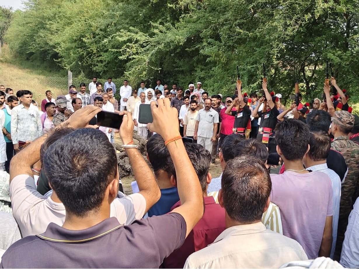 गिरधारी सिंह शेखावत के अंतिम संस्कार में बड़ी संख्या में लोग पहुंचे।